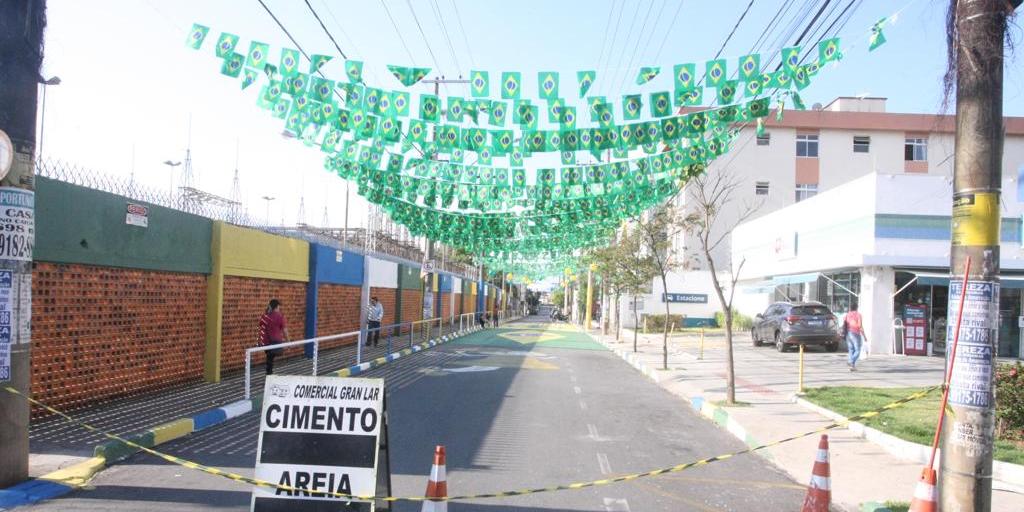 Cemig e organizador da "Rua da Copa" tentam entrar me acordo em relação aos enfeites (Maurício Vieira / Hoje em Dia)
