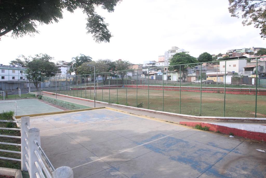 Não havia nenhuma faixa na praça Anelson Alves, na região do Barreiro (Maurício Vieira / Hoje em Dia)