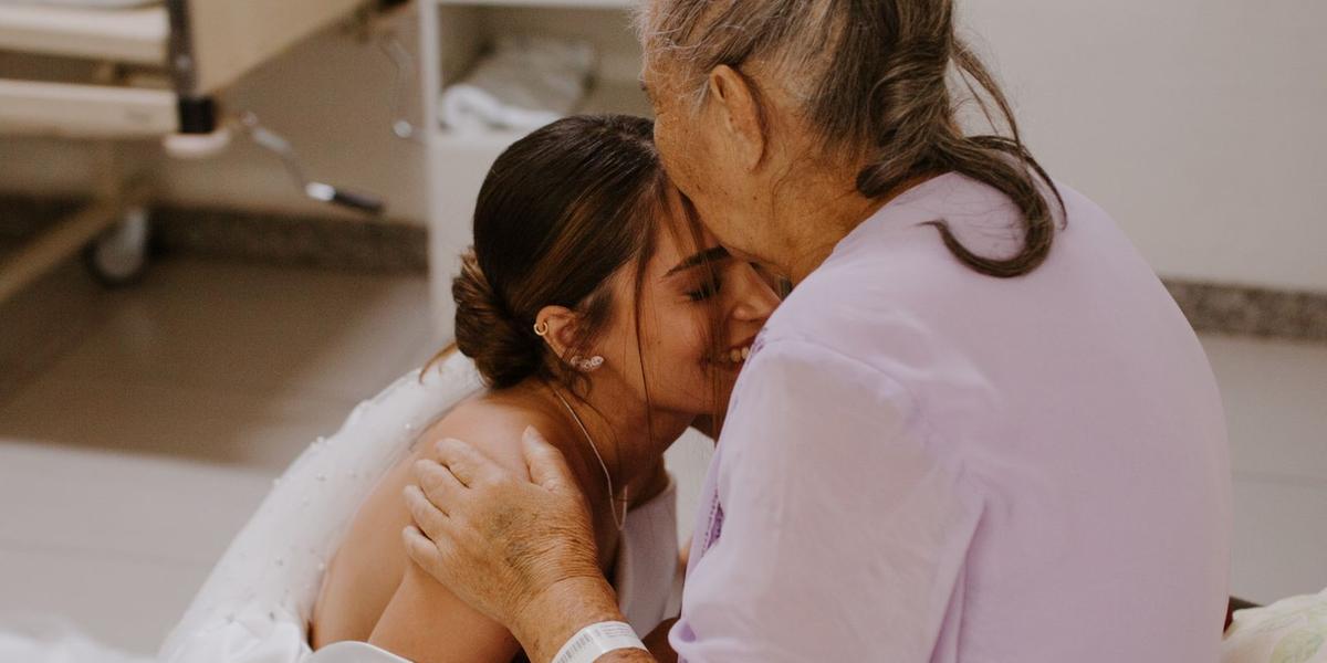 Bruna Solano foi até o hospital pedir bênção a avó para se casar (Arquivo pessoal / Reprodução)