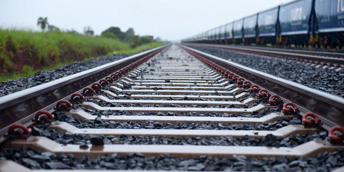 ANTT e ministério da Infraestrutura assinaram cinco contratos de ferrovias autorizadas, que devem gerar investimentos de R$ 16,5 bilhões em três estados (Ricardo Botelho / Minfra / Agência Brasil / Divulgação)