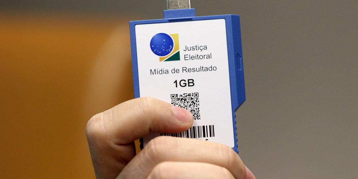 São mais de 496 mil boletins de urna chegando ao mesmo tempo (Tânia Rêgo/Agência Brasil)