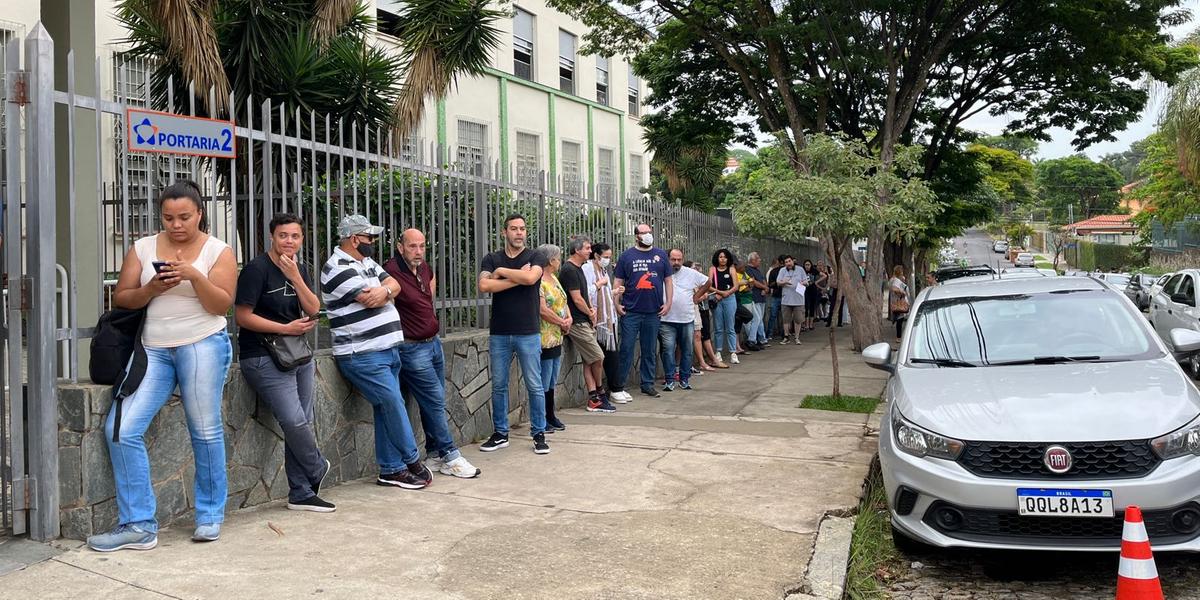Eleitores acordaram cedo e fazem fila para esperar a abertura da seção eleitoral e início da votação para o segundo turno (Raíssa Oliveira / Hoje em Dia)