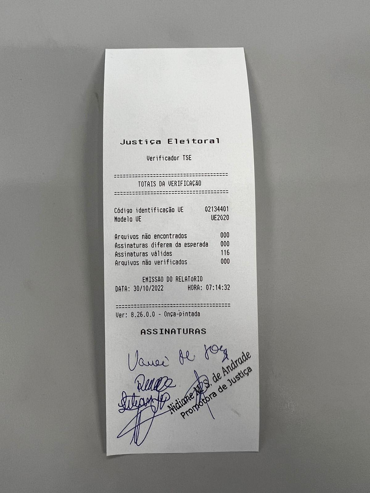Documento emitido na urna eletrônica que passou pelo teste de autenticidade permite início da votação (Pedro Melo / Hoje em Dia)