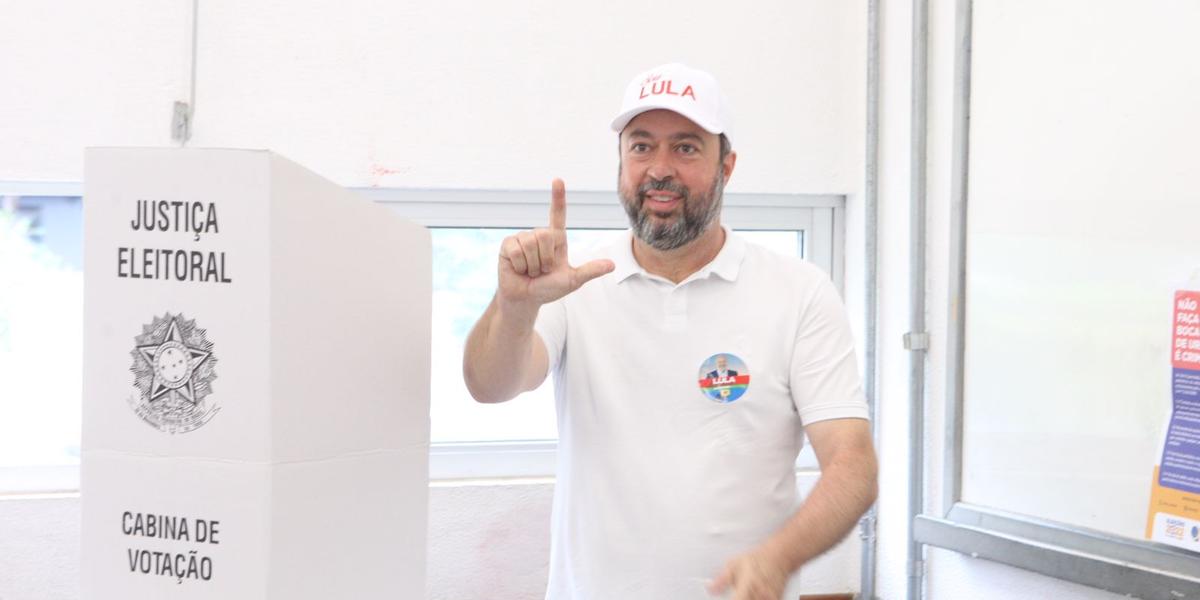 Senador Alexandre Silveira (PSD) vota em BH e declara voto para o 2º turno (Lucas Prates/Hoje em Dia)
