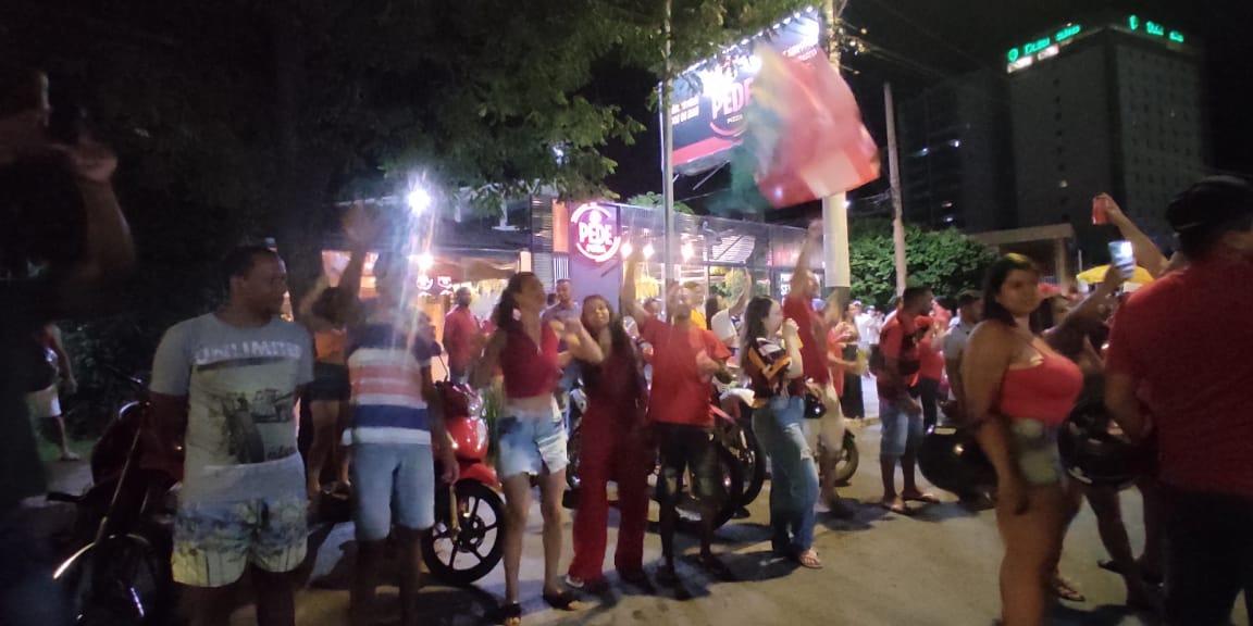 Festa de apoiadores de Lula na Avenida Deputado Esteves Rodrigues, em Montes Claros (Larissa Durães/O Norte)