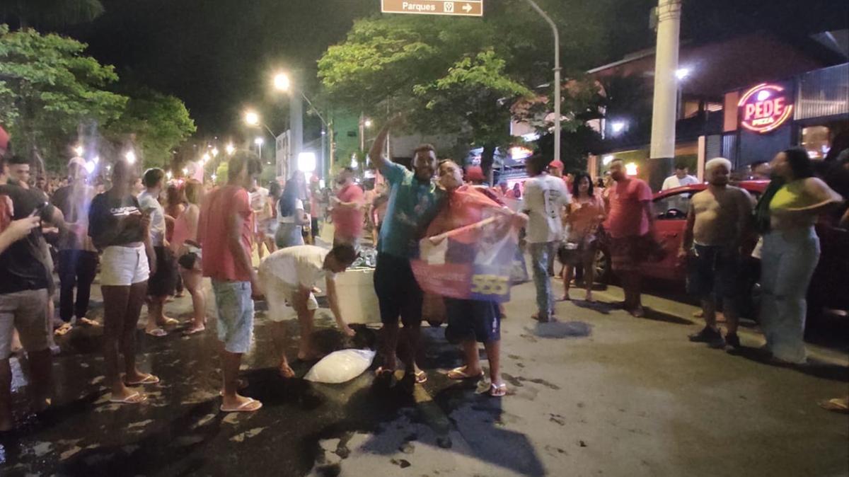 Festa de apoiadores de Lula na Avenida Deputado Esteves Rodrigues, em Montes Claros (Larissa Durães/O Norte)