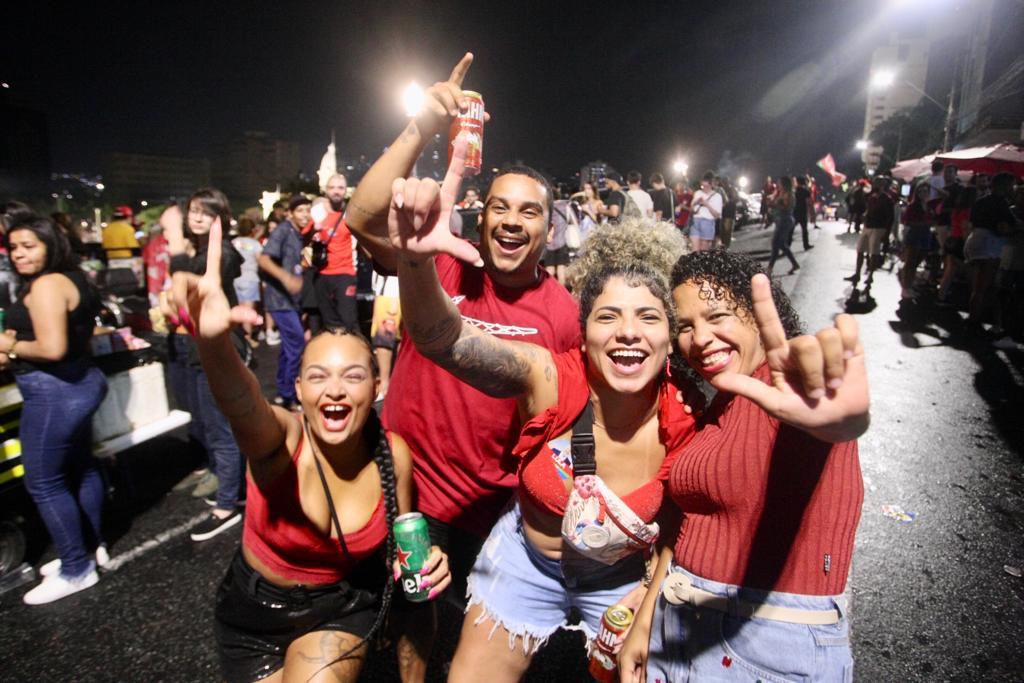 Felipe Araújo, Flávia Custódia e amigas (Maurício Vieira / Hoje em Dia)