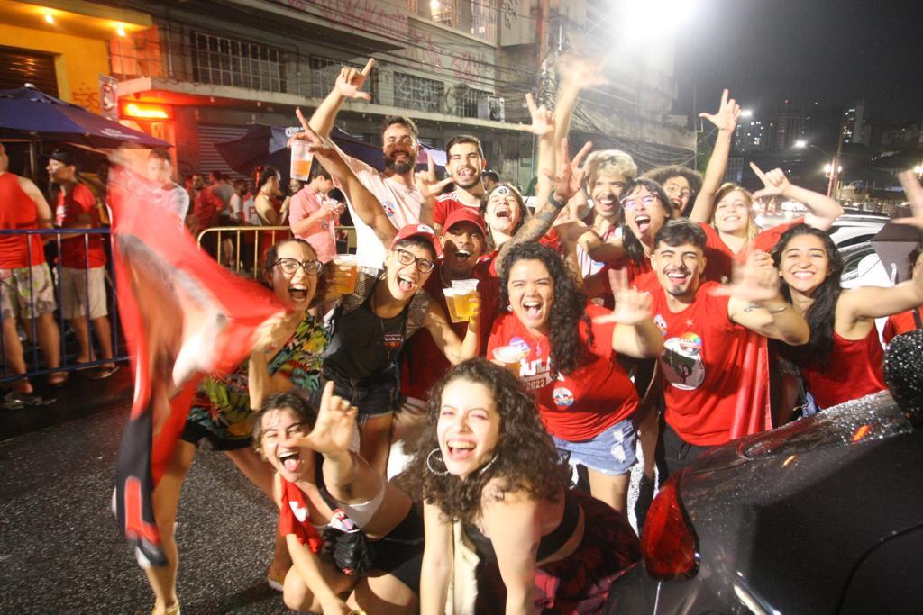 Daniel de Melo celebra a vitória de Lula com amigos (Maurício Vieira / Hoje em Dia)