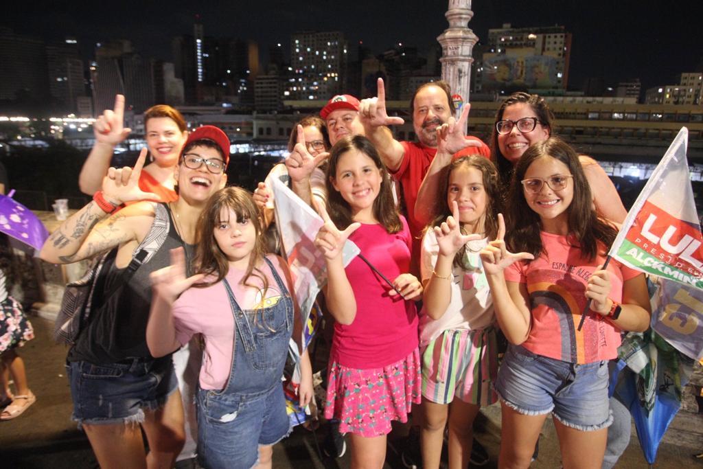 Gestor público, Luiz Fernando levou a família para a rua Sapucaí para celebrar a vitória de Lula (Maurício Vieira / Hoje em Dia)