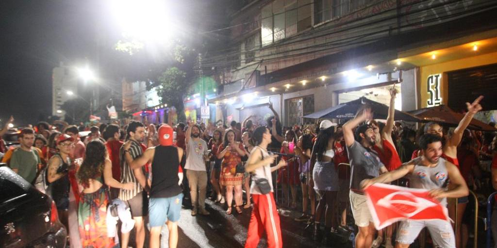 Apoiadores de Lula celebram na rua Sapucaí, no bairro Floresta, o resultado da eleição presidencial (Maurício Vieira / Hoje em Dia)
