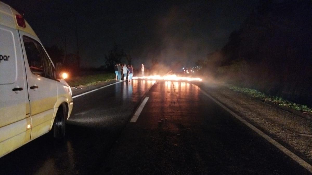 Caminhoneiros colocaram fogo em pneus na pista (Via 040)