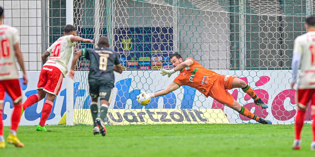 Cavichioli defendeu pênalti quando o jogo ainda estava empatado (Mourão Panda/América)