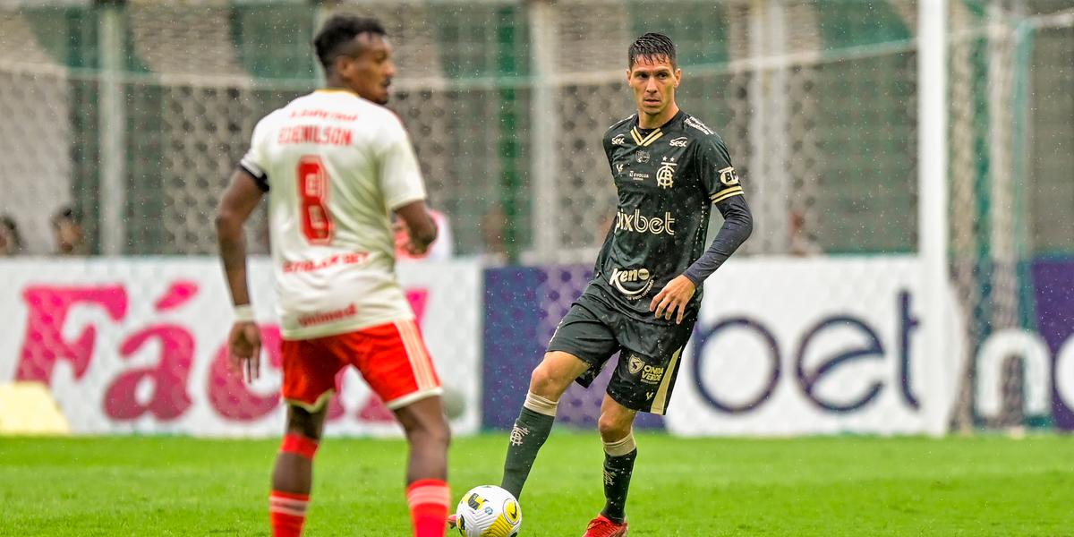 Alê garantiu a vitória do América com gol no segundo tempo (Mourão Panda/América)