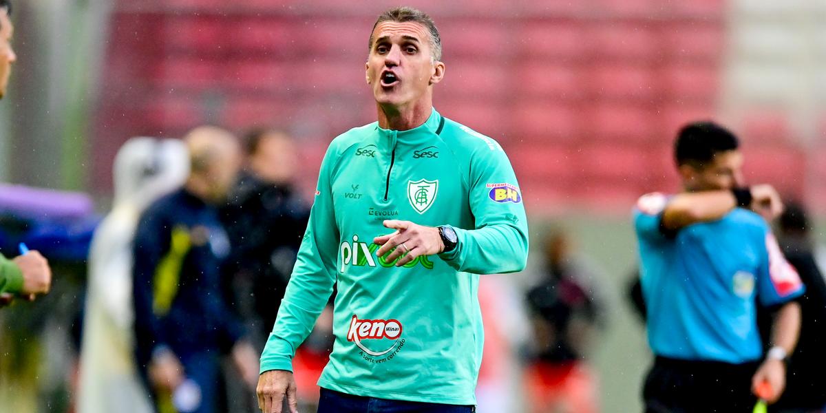 Mancini celebrou bom jogo e vitória do América, que volta para a disputa por vaga na Libertadores (Mourão Panda/América)