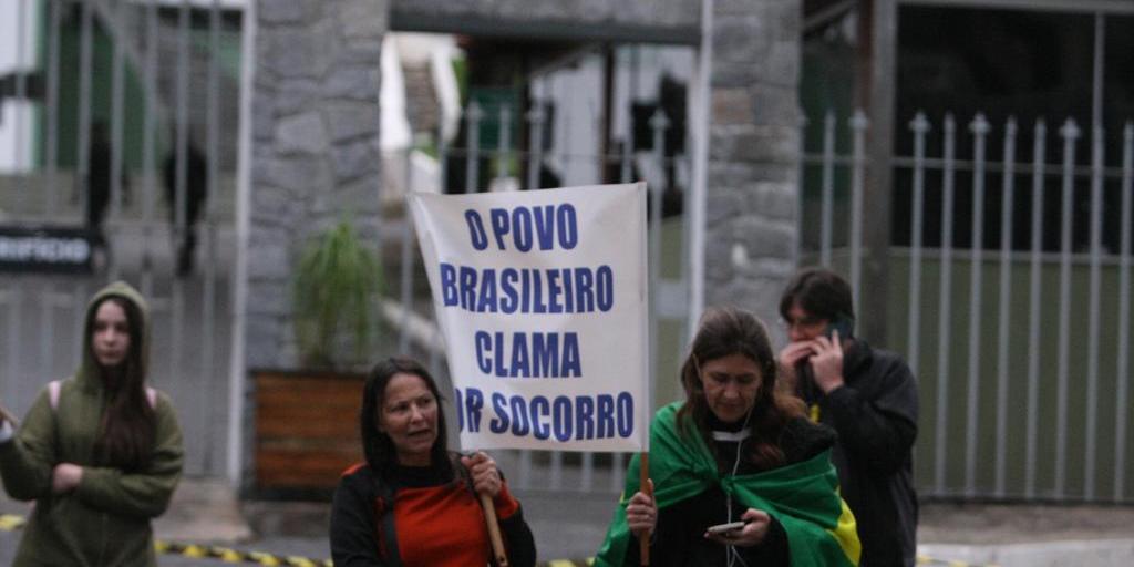 Protesto na portaria do 12º Batalhão de Infantaria Leve de Montanha, no Barro Preto (Maurício Vieira / Hoje em Dia)