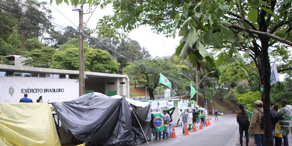 Apoiadores de Bolsonaro realizam protesto na avenida Raja Gabaglia, em BH, em frente ao Comando da 4ª Região Militar, desde o fim das apurações (Valéria Marques)