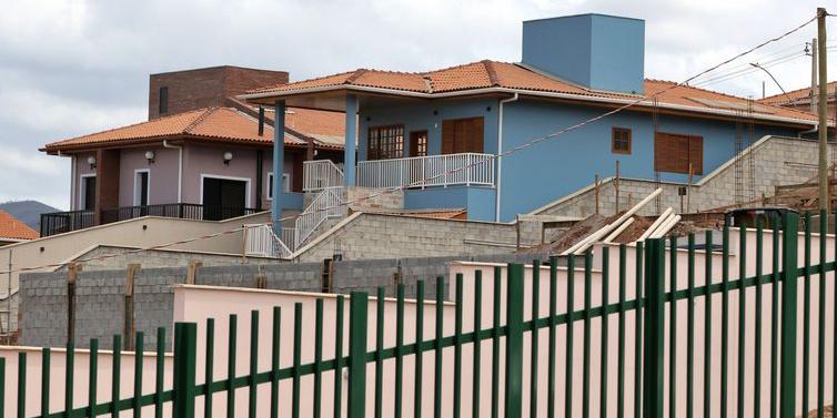 Casas construidas no novo distrito de Bento Rodrigues, Mariana (Tânia Rêgo / Agência Brasil)
