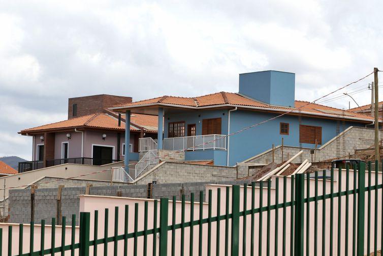 Casas construidas no novo distrito de Bento Rodrigues, Mariana (Tânia Rêgo / Agência Brasil)