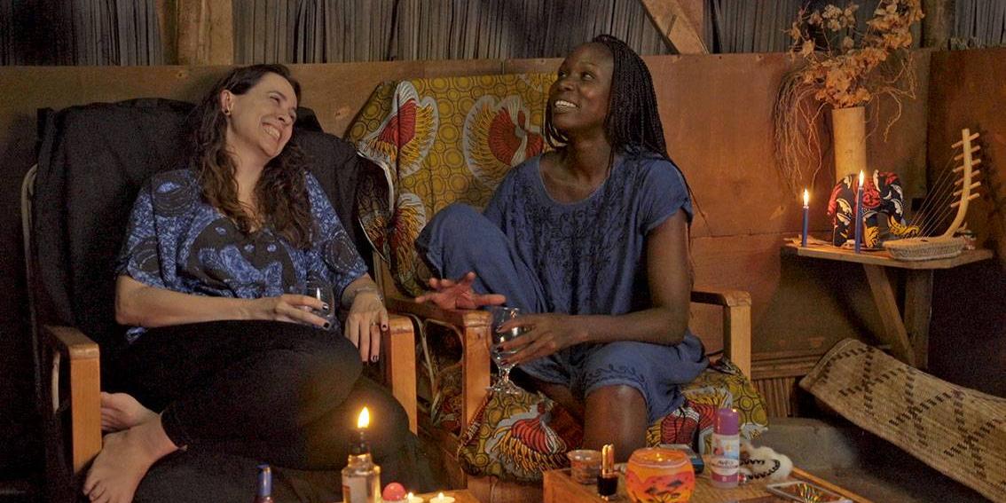 Diretora Joana Oliveira visita a amiga Kevin Adweko na Uganda (Embaúba/Divulgação)