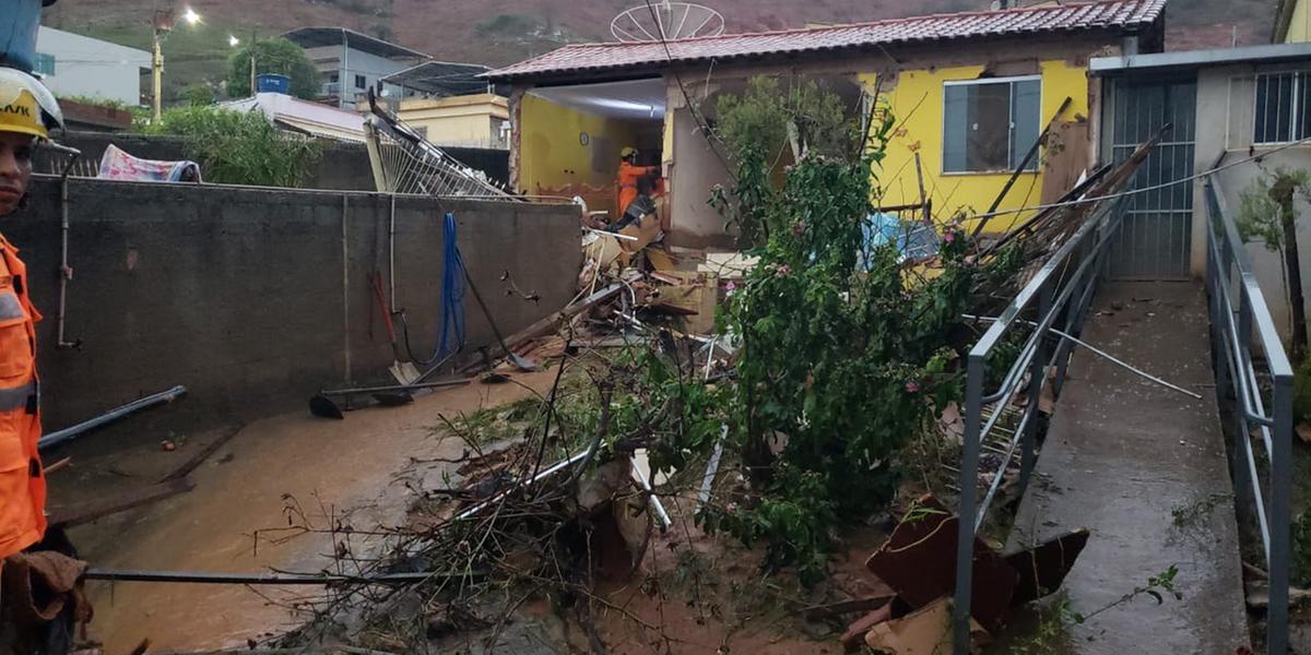 Na cidade de Piraúba, na Zona da Mata, um homem morreu após um muro cair sobre ele durante as chuvas (Corpo de Bombeiros/Divulgação)