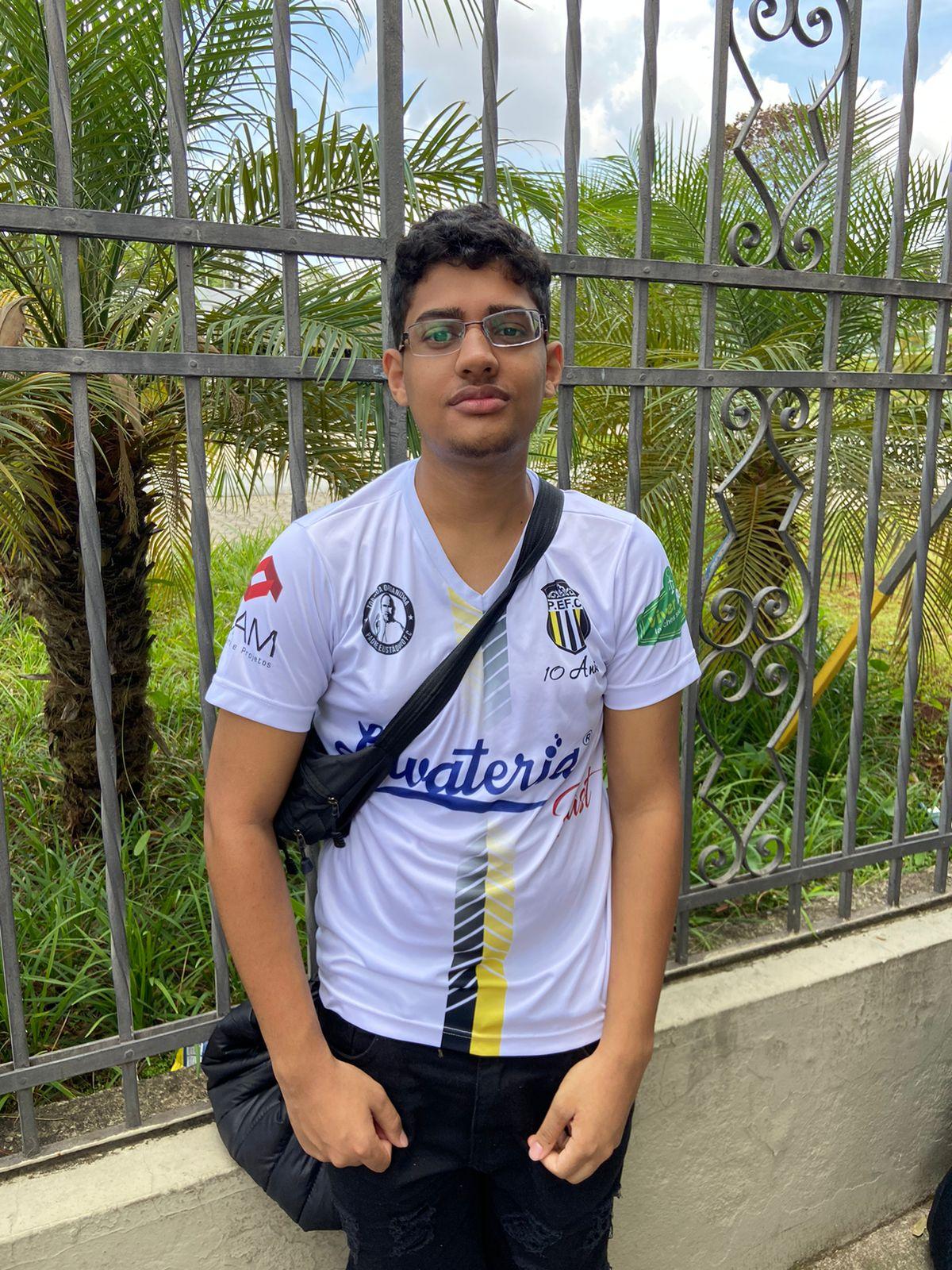 Gustavo Monteiro Santos chegou a porta do local de prova às 10h. (Pedro Faria / Hoje em Dia)