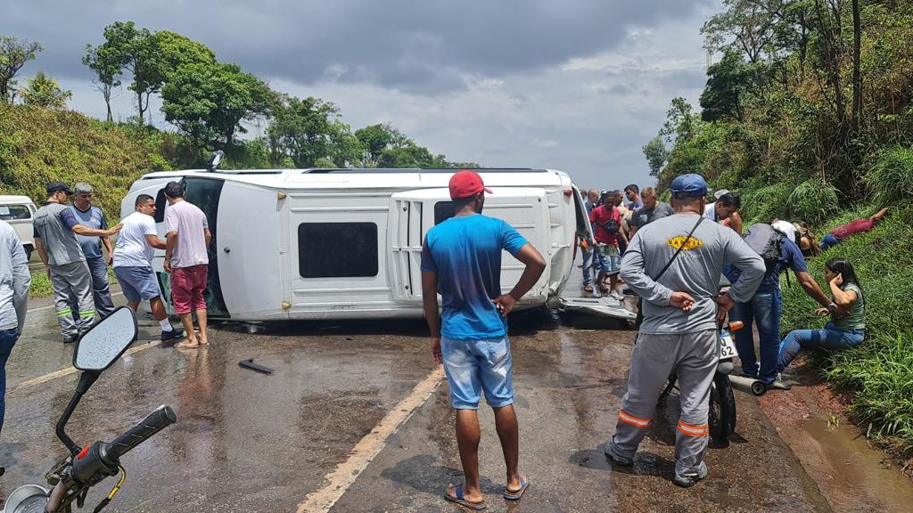 Acidente com van em Ribeirão das Neves interdita parte da BR040 e causa engarrafamento