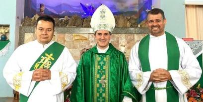 dom Vicente de Paula Ferreira (ao centro), bispo auxiliar da Arquidiocese de Belo Horizonte ((Divulgação/Arquidiocese de Belo Horizonte))