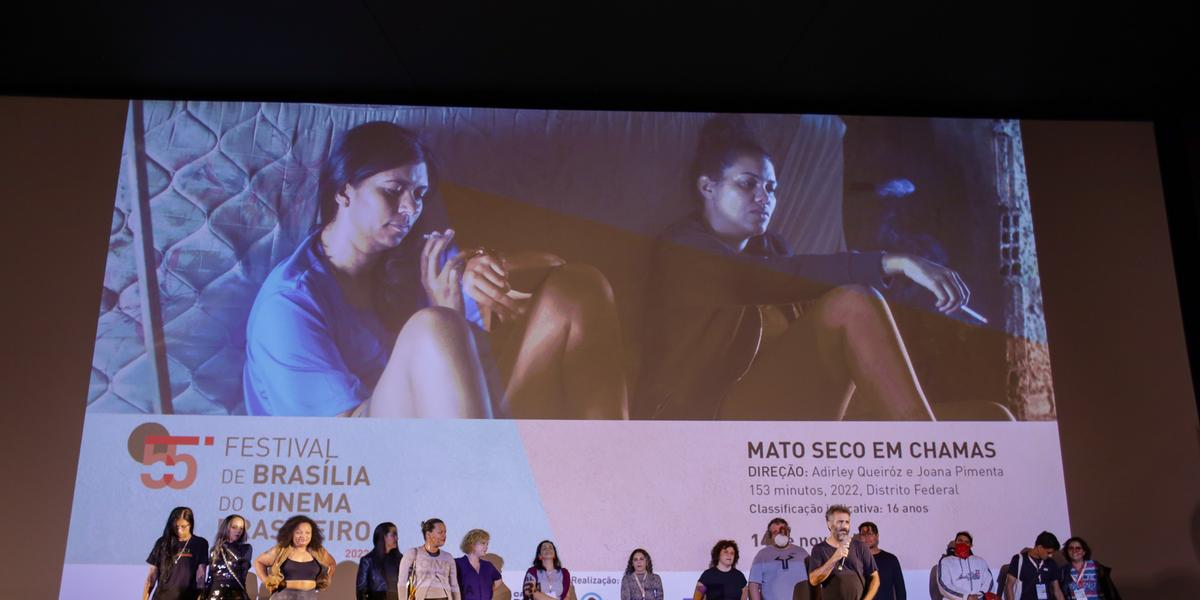 Equipe do filme de Ceilândia sobe ao palco do Cine Brasília antes da exibição (Paulo Cerqueira/Divulgação)