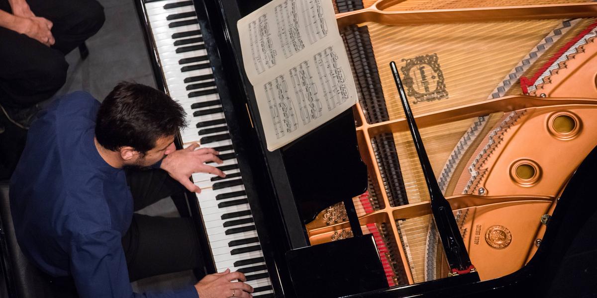 A apresentação traz como convidado especial o renomado pianista brasileiro Cristian Budu (Íris Zanetti/Divulgação)