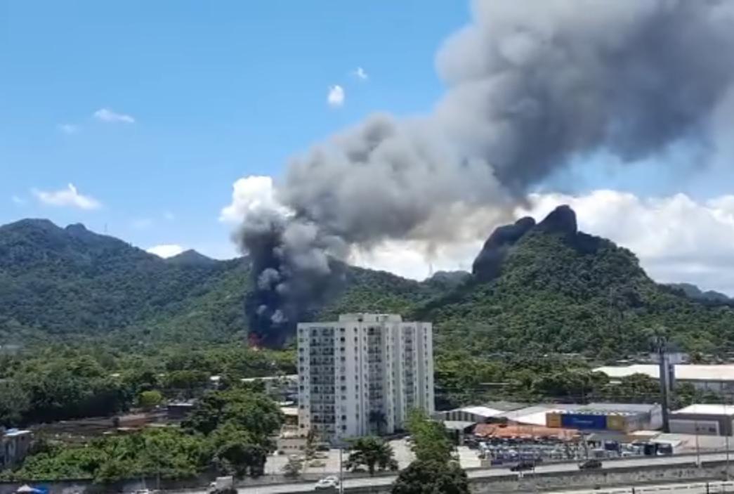 Parte da cidade cenográfica da novela &#34;Todas as Flores', da Globo, é atingida por incêndio (Facebook / Reprodução)