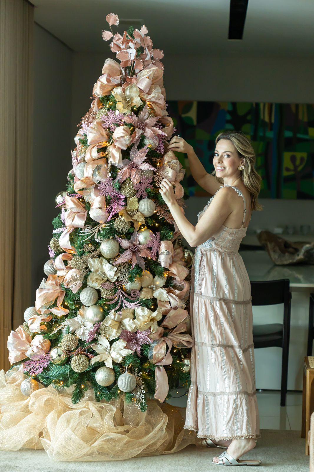 Grande árvore de Natal branca, decoração do feriado, festa ao ar