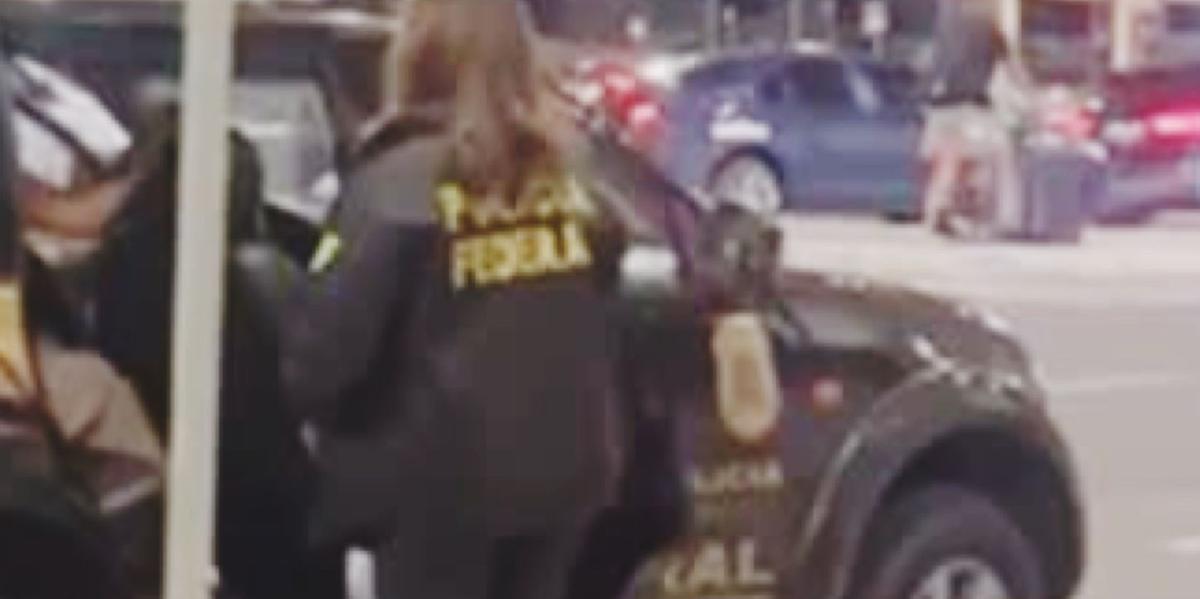 Foragido da Justiça brasileira é preso ao chegar a Confins em voo de deportados dos Estados Unidos (Polícia Federal / Divulgação)