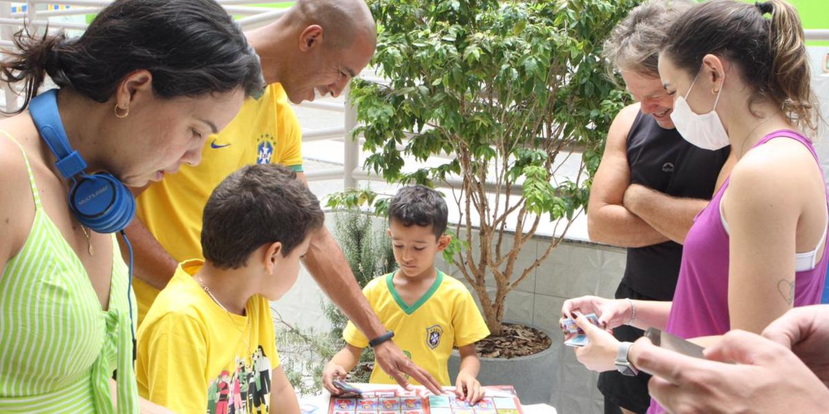 Troca de figurinhas na escola de natação Companhia do Nado, no bairro Cidade Nova (Lucas Prates / HD)