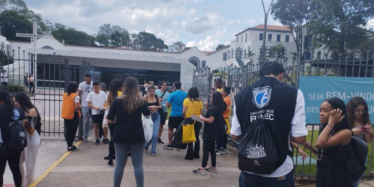 Participantes do Enem saem antes do fim do horário previsto para o término das provas na PUC Minas (Jáder Xavier / Hoje em Dia)