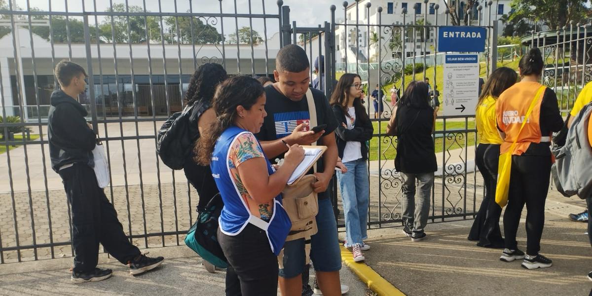 Recrutadores de faculdades fazem plantão na porta dos locais de prova para oferecer vagas a novos alunos (Jader Xavier / Hoje em Dia)