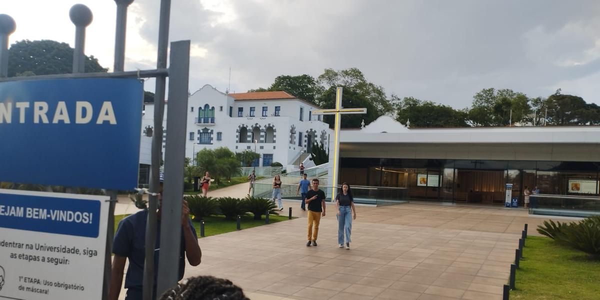 Provas do Enem terminaram às 18h30 (horário de Brasília), exceto para alunos que pediram tempo adicional (Jader Xavier / Hoje em Dia)