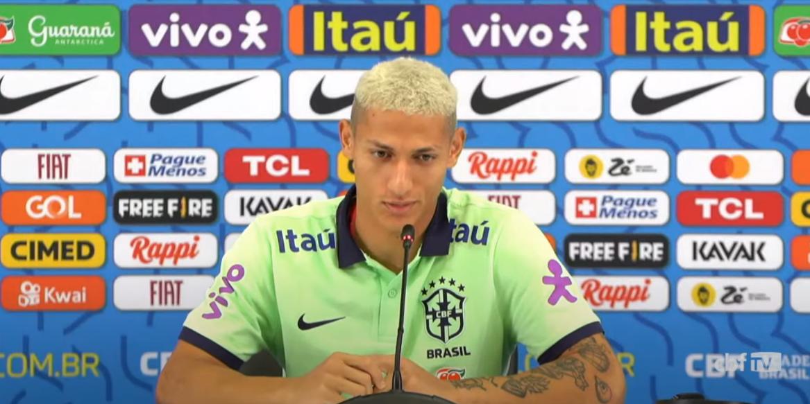 Camisa 9 do Brasil, Richarlison defendeu Neymar após ele ser chamado de "arrogante" (Reprodução/CBF TV)