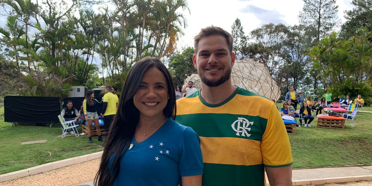 O casal Gabriel Bicalho e Nayene Lopes optou por camisas dos times do coração para acompanhar o jogo do Brasil (Alecsander Heinrick / Hoje em Dia)