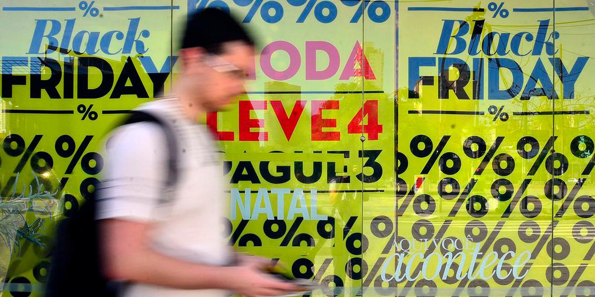 Movimento em lojas do Centro de BH durante a Black Friday: consumidores buscam eletrônicos e eletrodomésticos com grandes descontos (Rovena Rosa/Agência Brasil)