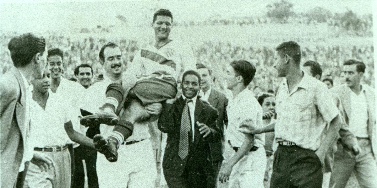 Gaetjens, um lavador de pratos haitiano, marcou o gol da vitória estadunidense (Divulgação/USMNT)