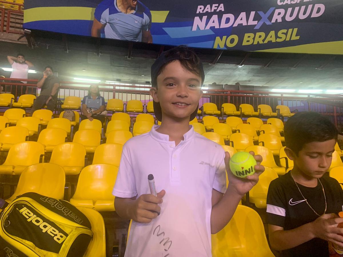 Tiago, com a bola de tênis  (Alecsander Heinrick/ Hoje em Dia)