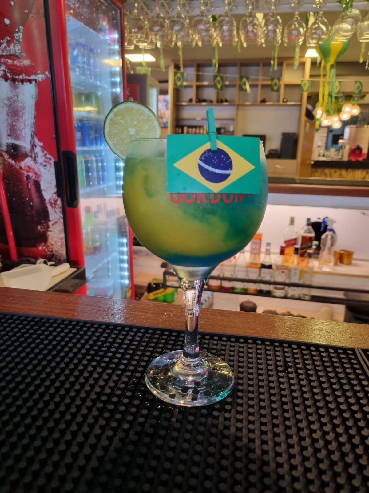 "Brasileirinho” – uma adaptação da tradicional caipirinha – com o “Brasil na Telha”ou “Batata Rosti” (Jader Xavier)