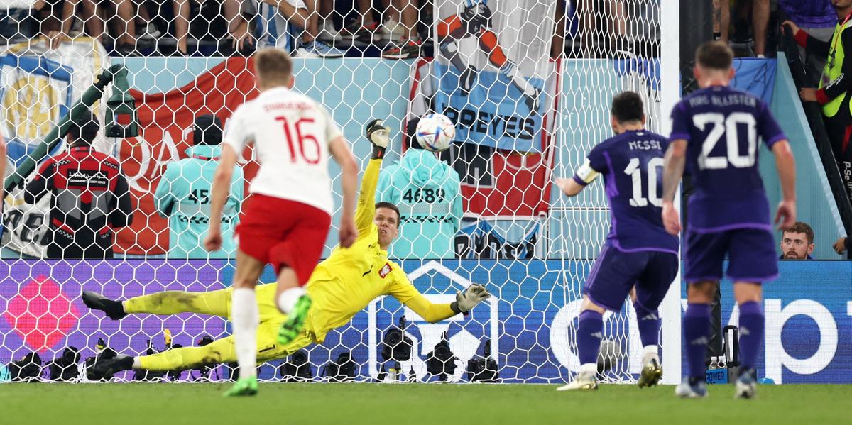 Messi parou em grande defesa de Szczesny (Divulgação/FIFA)