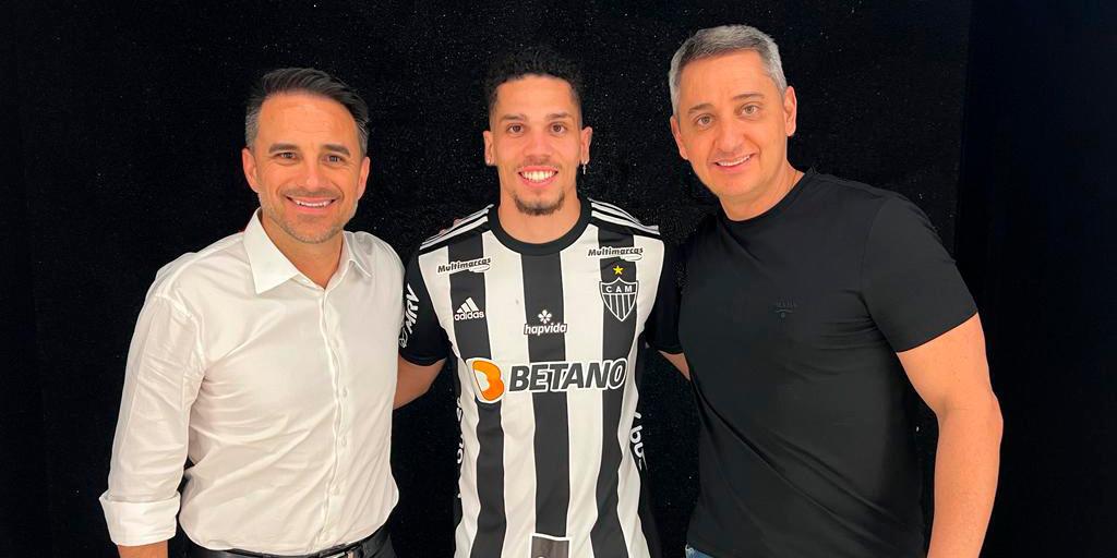 Diretor do Atlético, Rodrigo Caetano posa ao lado de Paulinho, que já veste a camisa do Galo (Divulgação/Atlético)