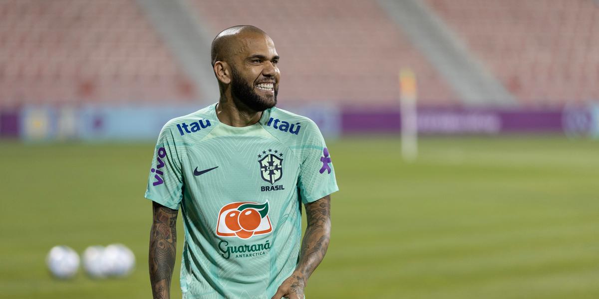 Dani Alves será titular e capitão do Brasil contra Camarões (Lucas Figueiredo/CBF)