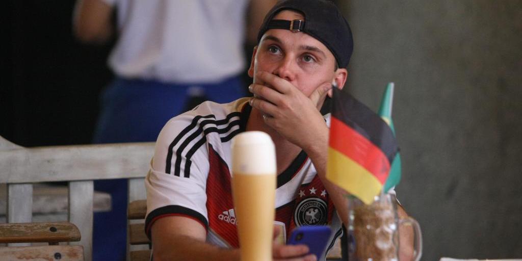 O alemão Robert Schwank, que vivem em BH há quatro anos, sofre com o jogo entre Alemanha e Costa Rica (Maurício Vieira / Hoje em Dia)