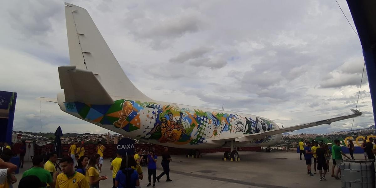 Copa no voo: avião vira bar gigante durante jogo Brasil x Coreia