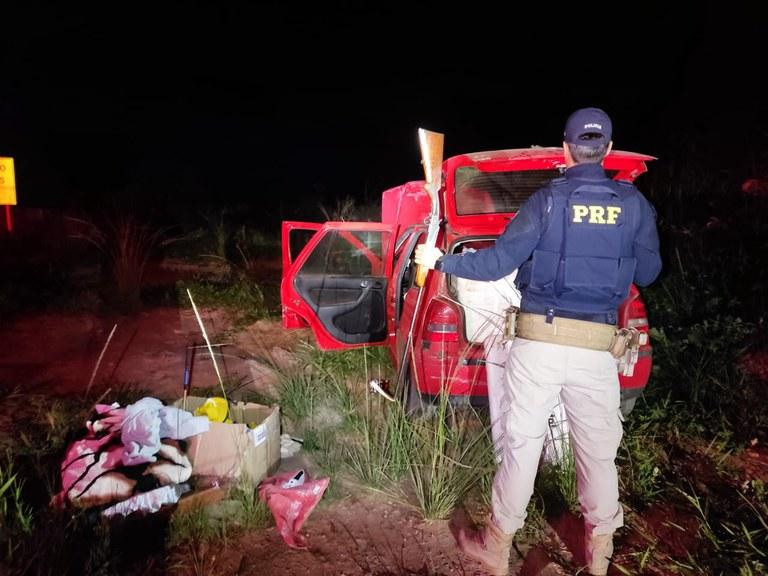 O motorista conseguiu fugir para dentro de uma mata fechada (Polícia Rodoviária Federal (PRF)/Divulgação)