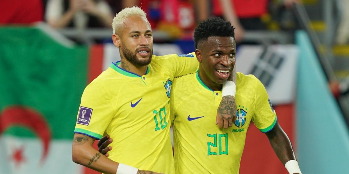 Vini e Neymar celebram um dos gols na goleada contra a Coréia (Divulgação/FIFA)