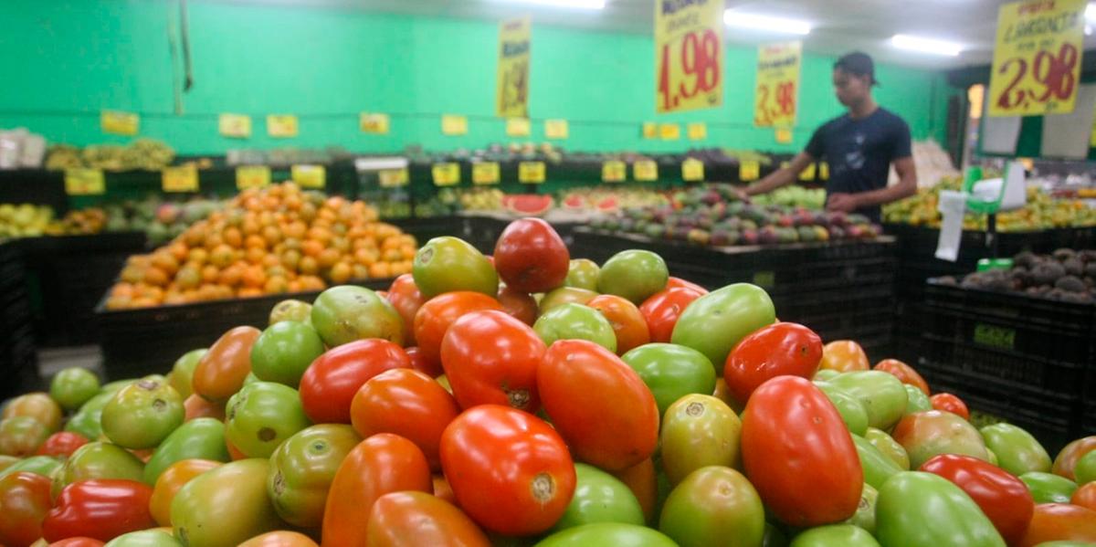 Um dos vilões do aumento da cesta básica de novembro em BH foi o tomate, cujo preço ficou 27,86% mais caro: resultado do final de safra e condições climáticas (Maurício Vieira)